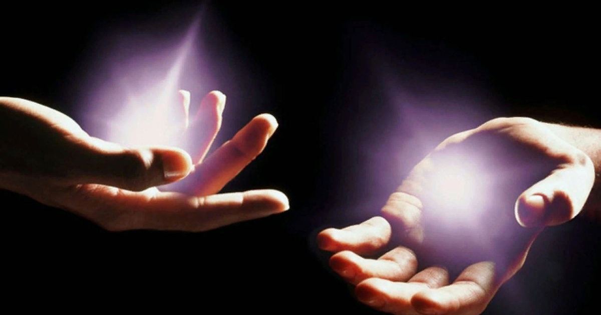 Бездомные животные зимой. Зима любовь. Крепкие мужские объятия. Теплые объятия. И создадут в них теплую.