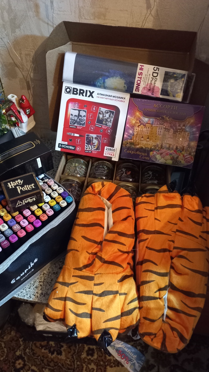 Одним словом, я очень рада подарку, такрй классный подарок, да ещё и в Рождественивкий Сочельник, ну как тут не поверить в чудо?!