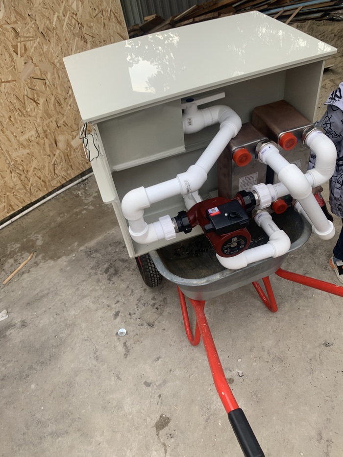 С двумя теплообменниками, 1) 30 кВт для отбора тепла для отопления дома. 2) 15 кВт для сброса лишнего тепла.