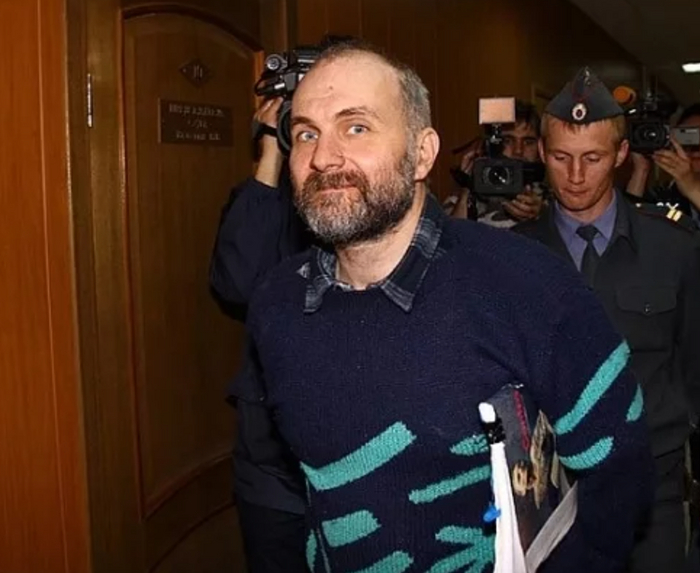 Анатолия Москвина сопровождают в суд