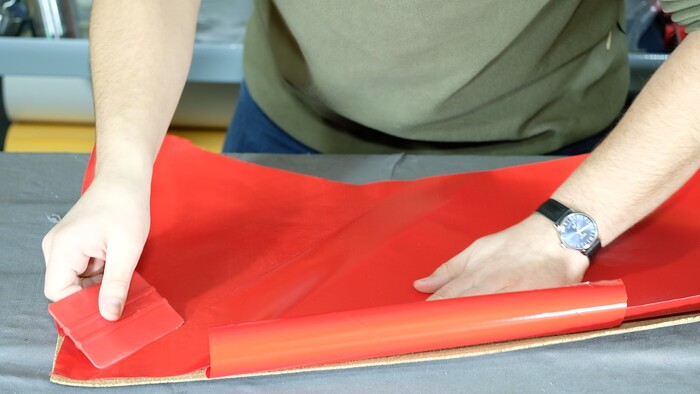 Наносится легко, т.к. есть вариант этого скотча в листе, защищенном с двух сторон пластиковым защитным лайнером