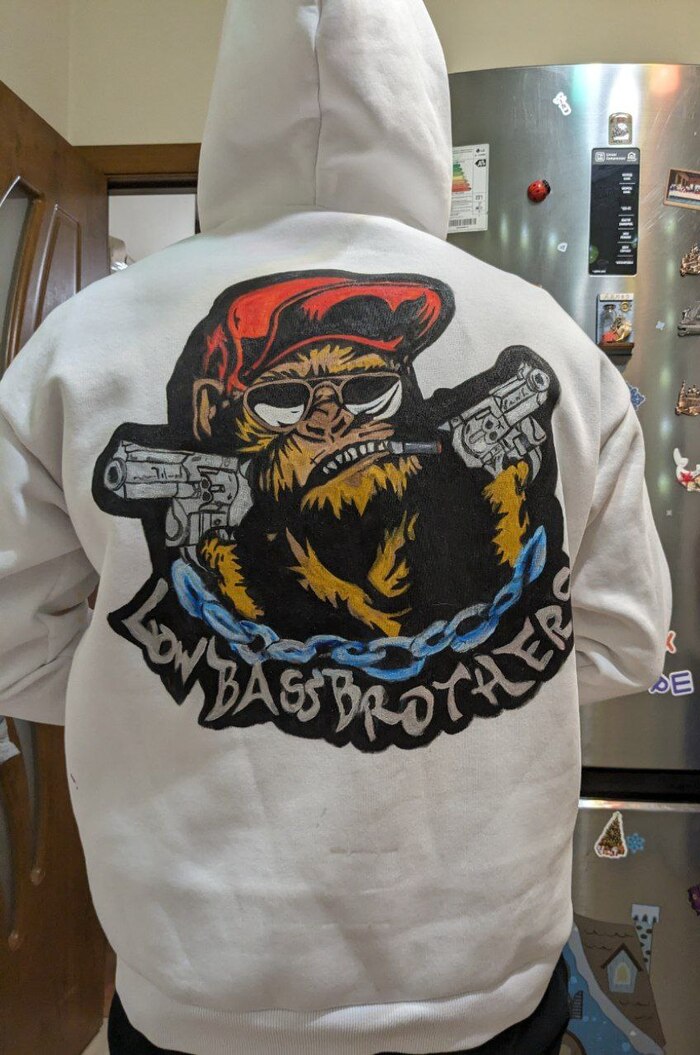 Роспись толстовки красками по ткани