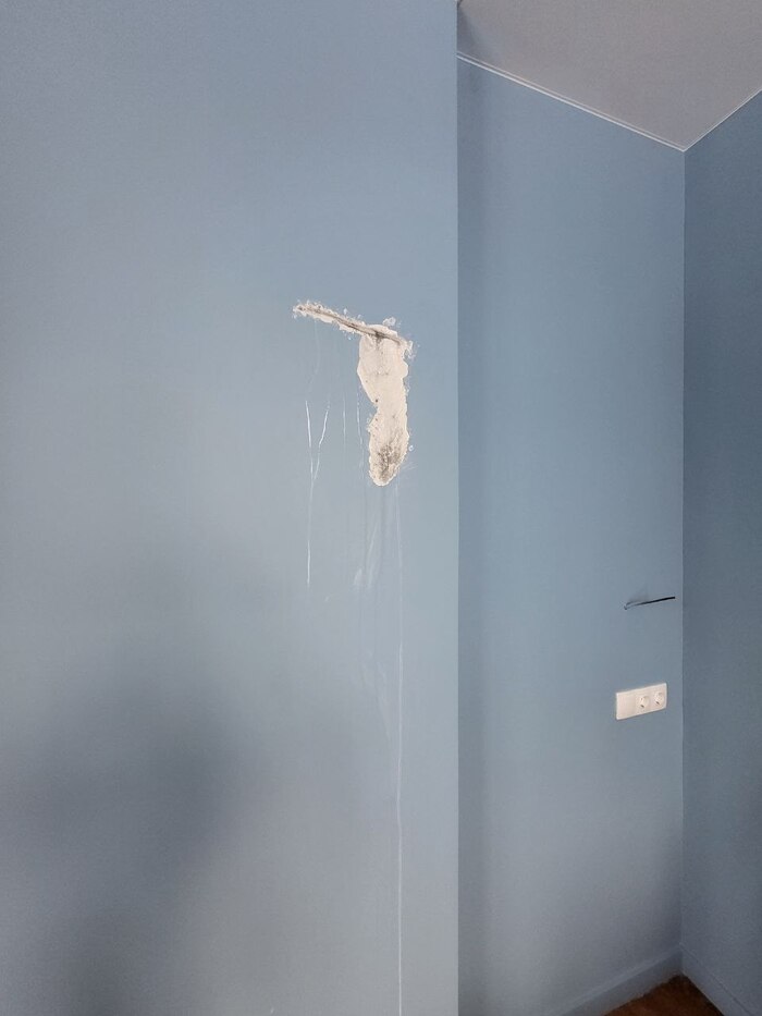 Прям в угла стояк.