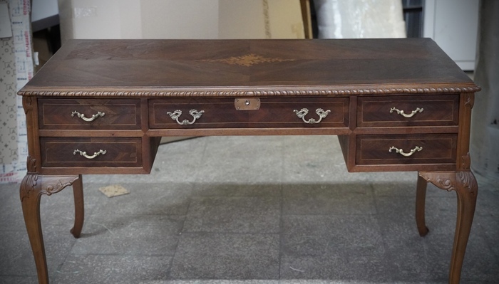 Две центральные ручки были заменены на другие бронзовые