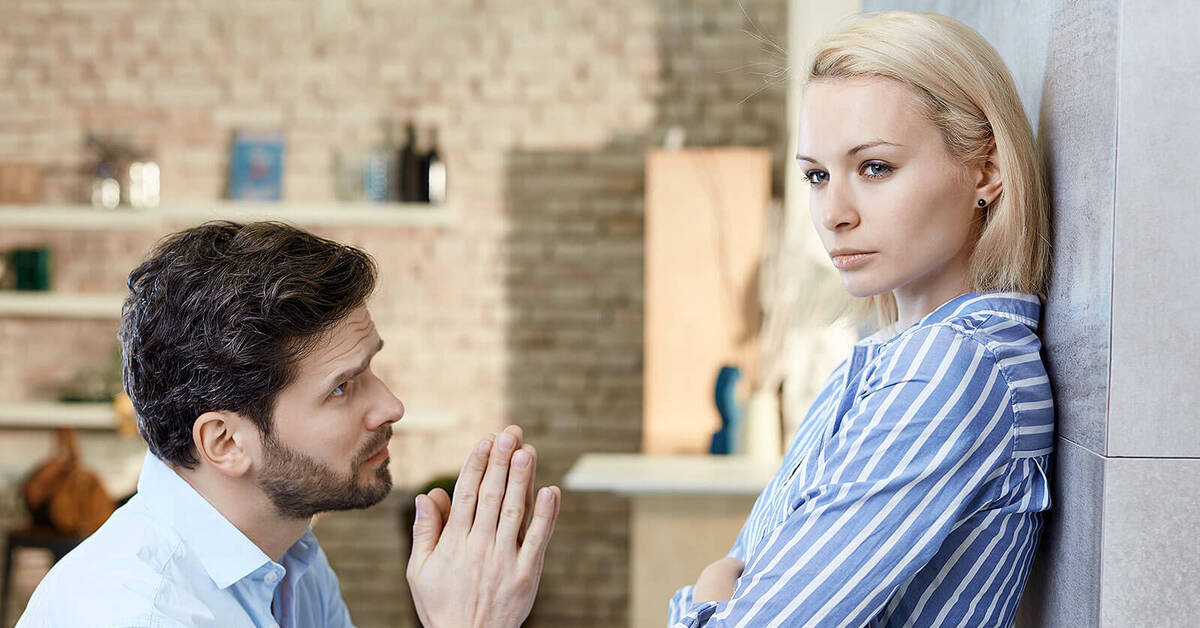 Акловек просит прощения. Девушка извиняется. Мужчина обиженный на женщин. Человек просит прощения. Мужчина просит прощения у женщины.