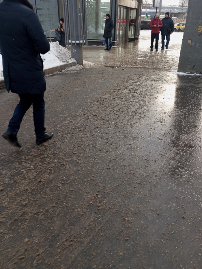 2. Около метро "Беговая".