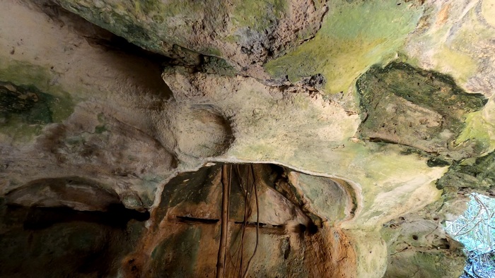 Естественные разводы по стенам Пещеры Амбросио, Варадеро, Куба 2023