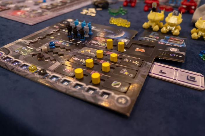 From the Moon (   <!--noindex--><a href="https://pikabu.ru/story/novyiy_nastolnyiy_god_11025098?u=http%3A%2F%2Fboardgamegeek.com&t=boardgamegeek.com&h=9d63b2cdc996790a2ec86c4155af2e2ef2a3d62a" title="http://boardgamegeek.com" target="_blank" rel="nofollow noopener">boardgamegeek.com</a><!--/noindex-->)