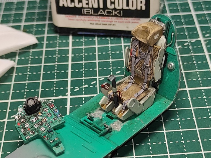 До сих пор не понимаю, на кой я так аккуратно выделывал кабину, если планировался закрытый, мутноватый фонарь. Хотя теперь я знаю, что там внутри, всё "впорядке".