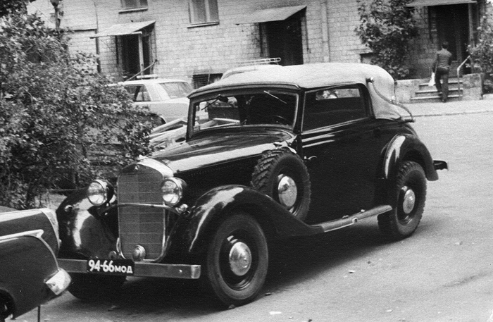 Обычный московский двор и предвоенный Mercedes-Benz 230 семейства W 143. Фото середины 1970‑х