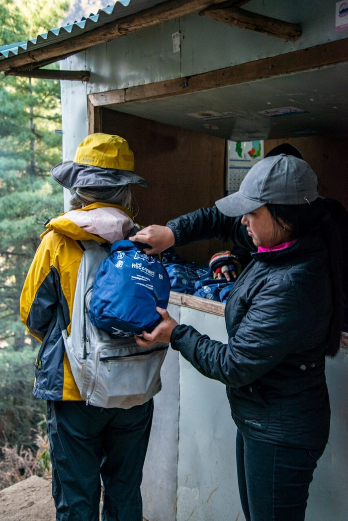 Дизайнеры придумали, как вывезти и переработать отходы с Эвереста | Пикабу