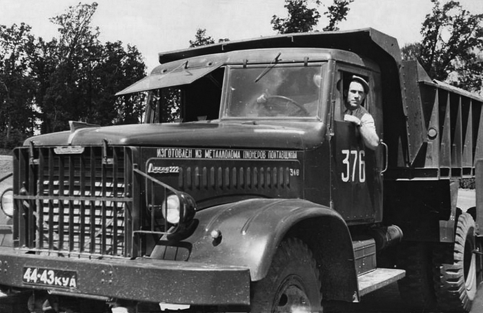 КрАЗ-222 «Днепр». Надпись на капоте свидетельствует, что собирать металл будущих российских алкоголиков приучали с детства.