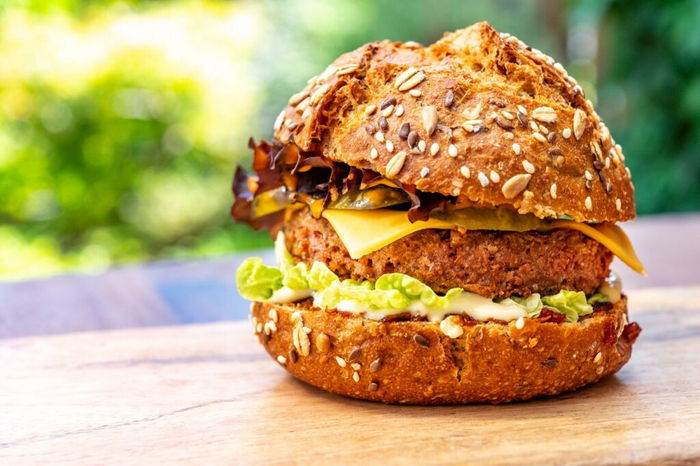 Растительный бургер (Depositphotos)