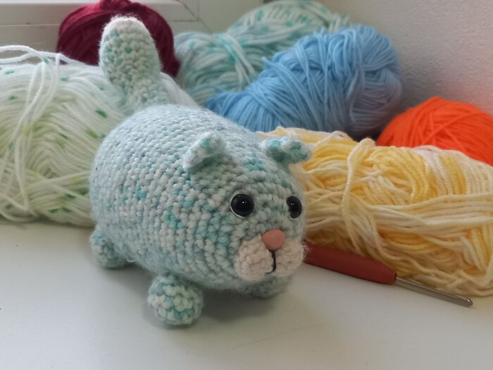 Синий котик ^^ Вязался в подарок маме.