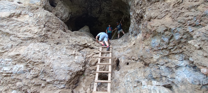 в пещеру забраться легко, висят канаты а также стоит лестница