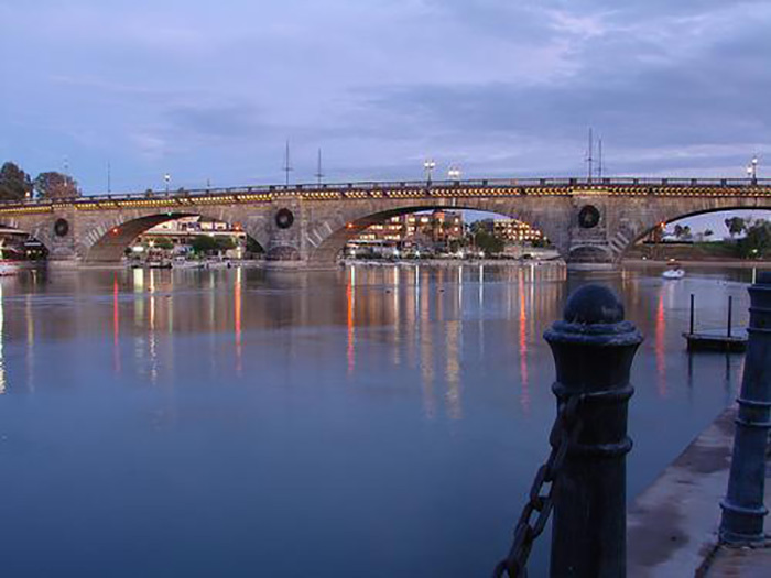 Зачем американцы купили у англичан 100-летний Лондонский мост для города, где не было даже реки История (наука), Достопримечательности, Краеведение, История города, Архитектура, США, Длиннопост Зачем американцы купили у англичан 100-летний Лондонский мост для города, где не было даже реки История (наука), Достопримечательности, Краеведение, История города, Архитектура, США, Длиннопост