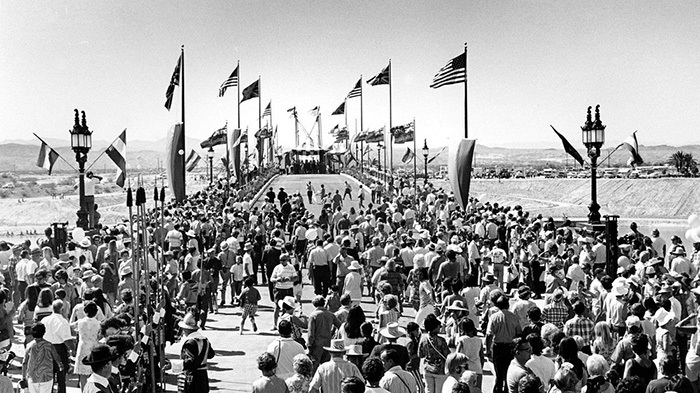 Зачем американцы купили у англичан 100-летний Лондонский мост для города, где не было даже реки История (наука), Достопримечательности, Краеведение, История города, Архитектура, США, Длиннопост Зачем американцы купили у англичан 100-летний Лондонский мост для города, где не было даже реки История (наука), Достопримечательности, Краеведение, История города, Архитектура, США, Длиннопост