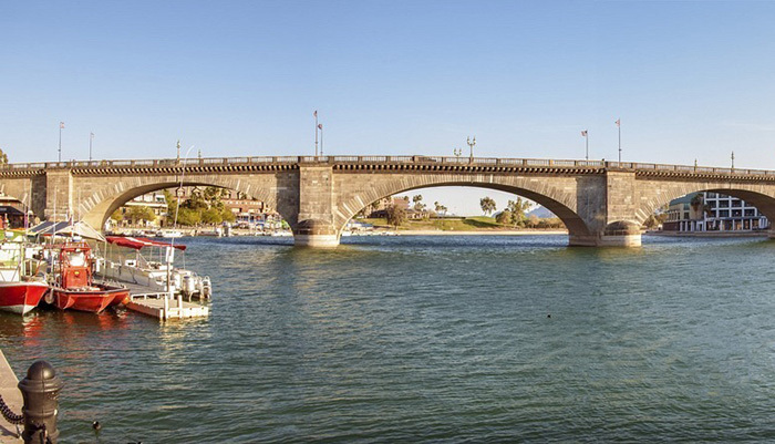 Зачем американцы купили у англичан 100-летний Лондонский мост для города, где не было даже реки История (наука), Достопримечательности, Краеведение, История города, Архитектура, США, Длиннопост Зачем американцы купили у англичан 100-летний Лондонский мост для города, где не было даже реки История (наука), Достопримечательности, Краеведение, История города, Архитектура, США, Длиннопост