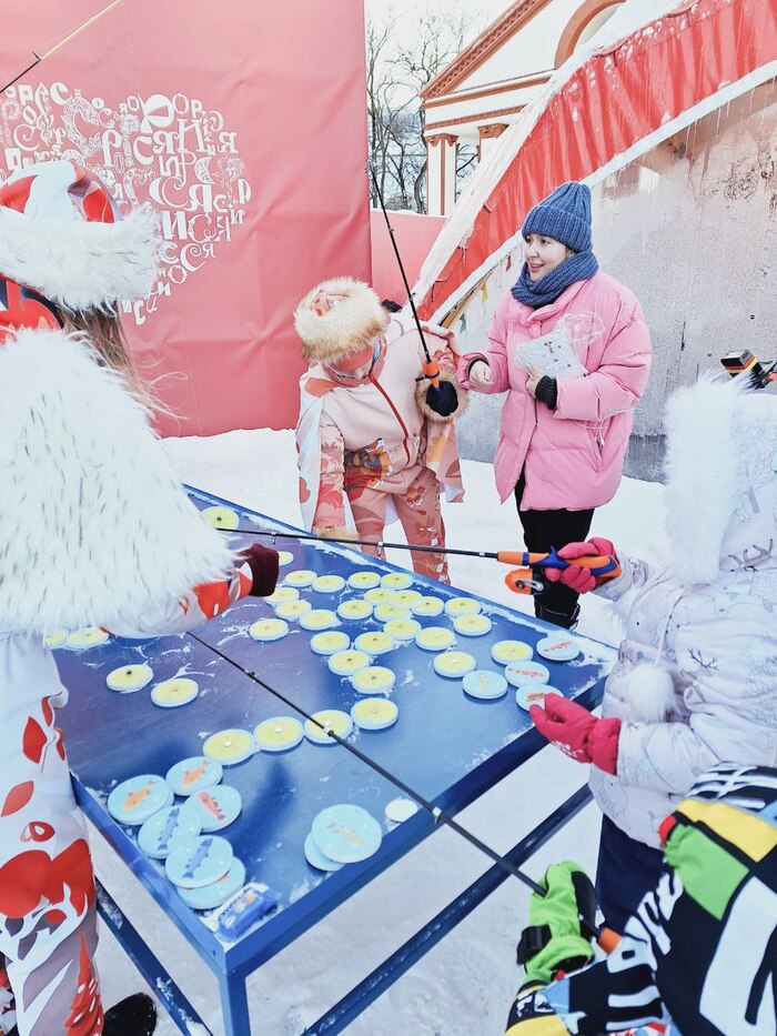 Игры, танцы и катание на печке с Емелей