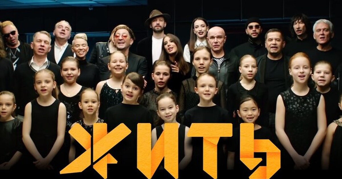 Она привыкла жить одна стих. Стих она привыкла жить одна и мир. Жить песня. Жить ноты для фортепиано из проекта жить. Ей так нравится жить жить жить.