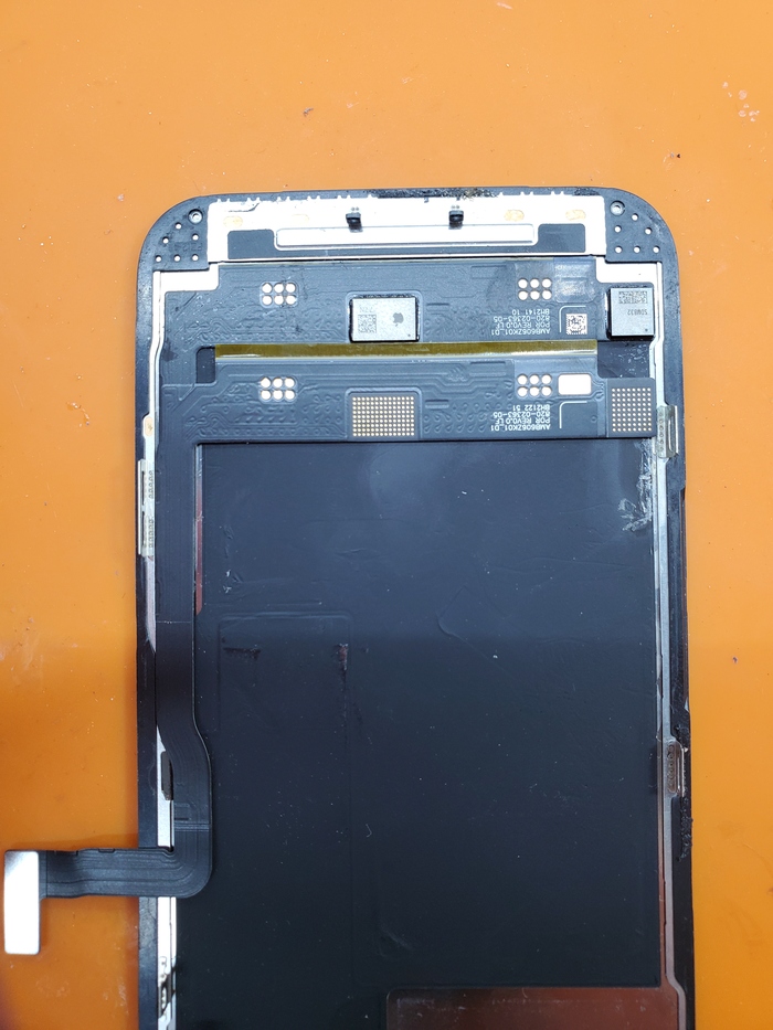 Да там шлейф немножко отошёл, подпаять нужно. Iphone 13 Pro. Открыли не в ту сторону xD Москва, Таганская, Apple, iPhone 13, Микропайка, Шлейф, Дорого, Длиннопост, Ремонт техники, Ремонт