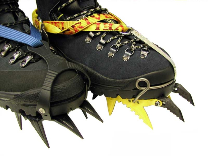 Передний рант на правом ботинке обеспечивает место жесткого крепления кошек. На левом ботинке используются мягкие кошки для обуви без переднего ранта, хотя на левом ботинке он есть.