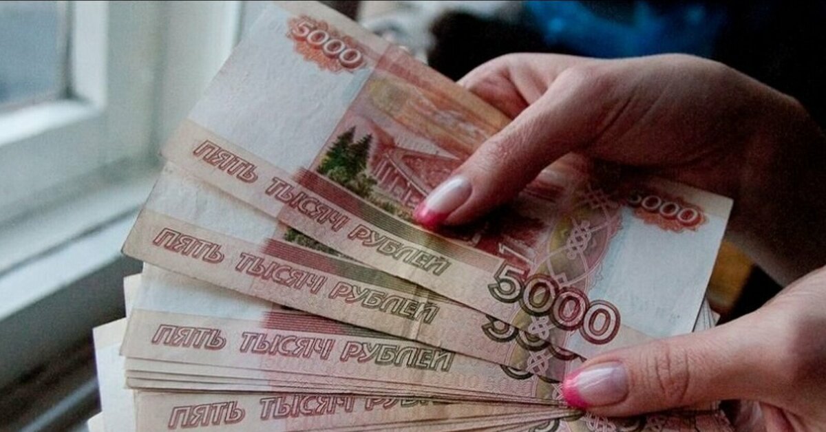Денег много в руках девушки