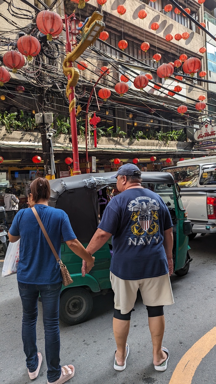 Американские военнослужащие молодцы. Носят горделивые футболки, с патриотическими надписями "Не зассал и служил" при любых условиях. Могут и во Вьетнамском ресторане флексить мерчем про "Воевал во Вьетнаме и горжусь этим".