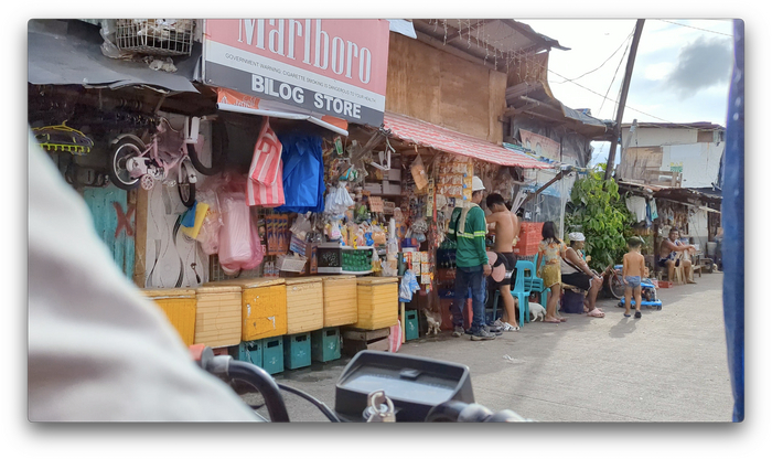 На вывесках магазинчиков почти всегда реклама Мальборо