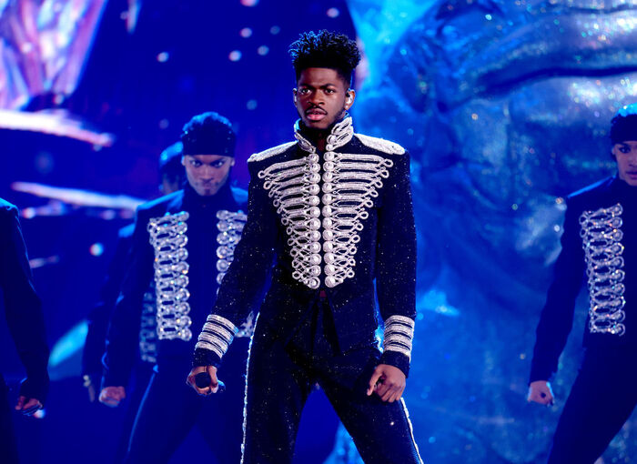 Я прямо слышу речитатив: "Влюбленным море по колено. Я с ними в этом с ними в этом заодно, но караулит всех измена давным-давно..."