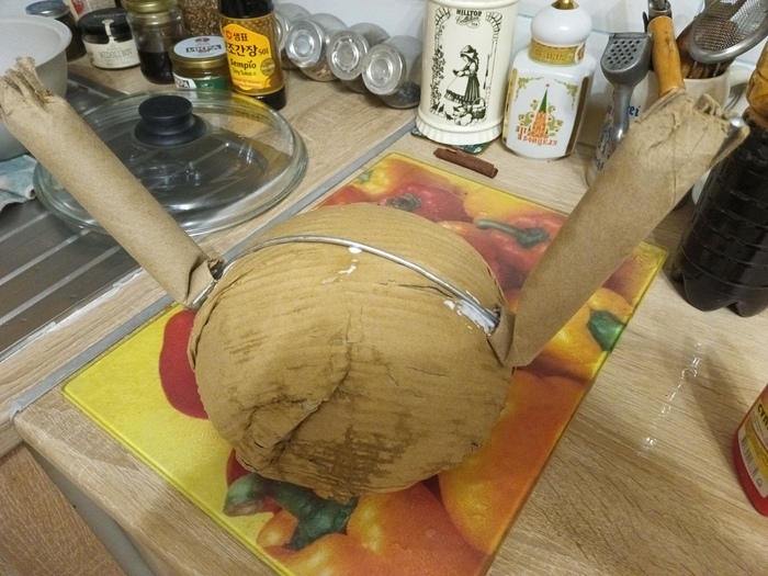 Гнем размоченную картонную коробку и края заправляем внутрь салатника.