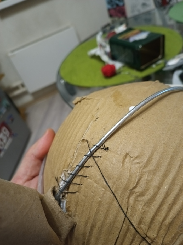 чтобы каркас с рогами не езлозил между слоев картона, решено было его пришить к картону.