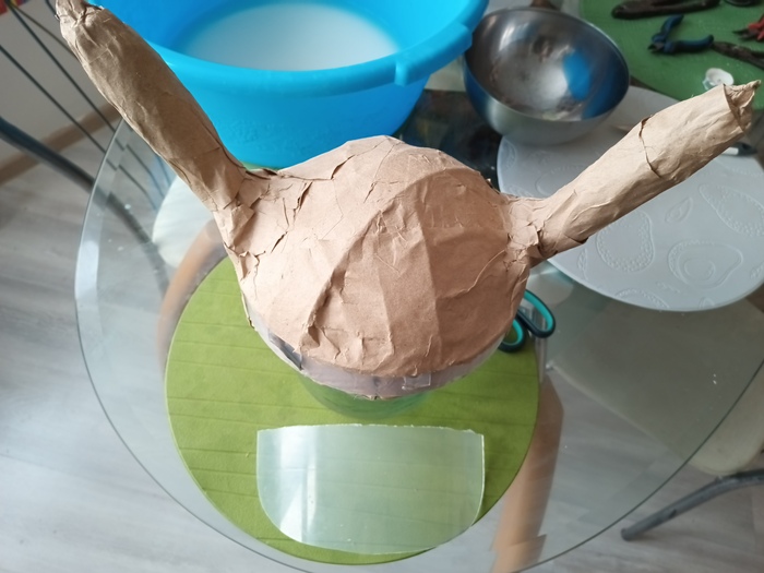 извлекаем салатник из плена. и вырезаем из ведра будущую маску на глаза.