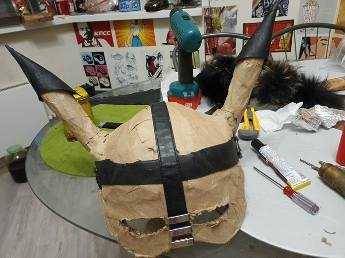 металлическая хрень от той же старой женской сумочки. изнутри привинчена болтами.