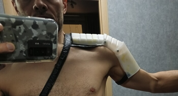 кожаные ремешки от старой сумки. пластиковая канистра. болты, гайки, нитки, поролон с помойки, чтобы не царапался пластик изнутри.