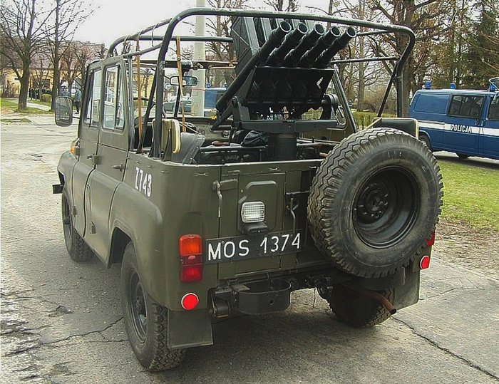 Пятиствольный автоматический 51‑мм гранатомёт AWGŁ-3 в кузове УАЗ-469Б подразделения ZOMO.