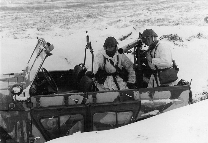 73‑mm Schwere Panzerbüchse SPG-9 mit Speziallafette auf geländegängigem PKW UAZ 469.