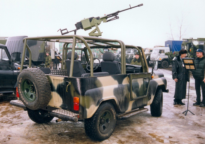 «Скорпион-1» — тактический вездеход на агрегатной основе УАЗ-31512. Пояснения даёт руководитель компании «Защита» полковник запаса, кандидат военных наук Владимир Фёдорович Плишкин.