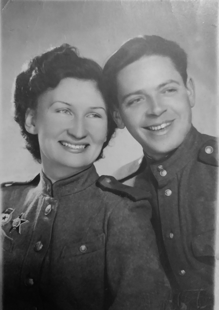 С мужем Алексеем Демешевым. Познакомились во время войны. Он был мехводом Т-34 и чуть не задавил танком. Когда во время обстрела фашистами она спряталась под машину.