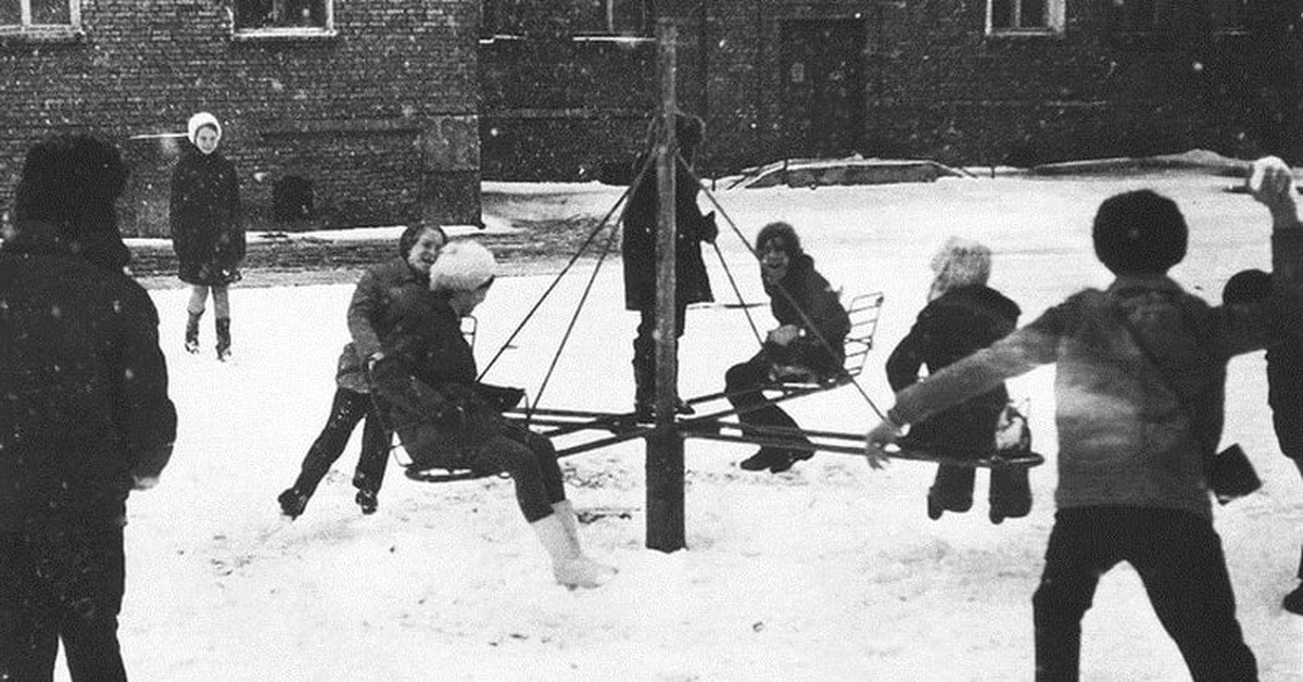Игра в снежки. Как было увлекательно и здорово! Особенно если делились ...