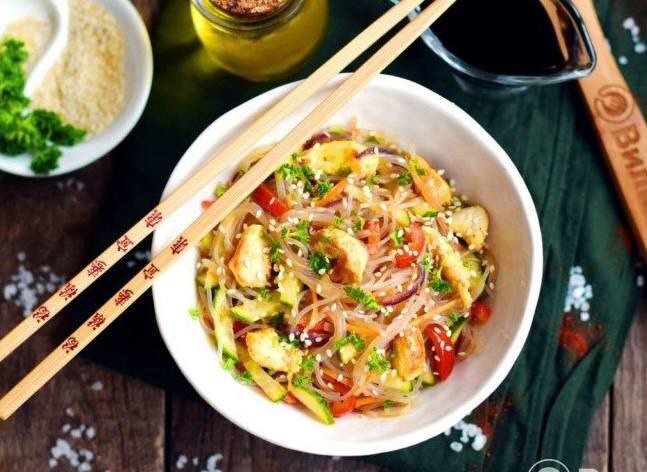 Фунчоза с курицей и овощами