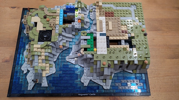 Черное озеро собирается из прозрачных деталей двух оттенков.