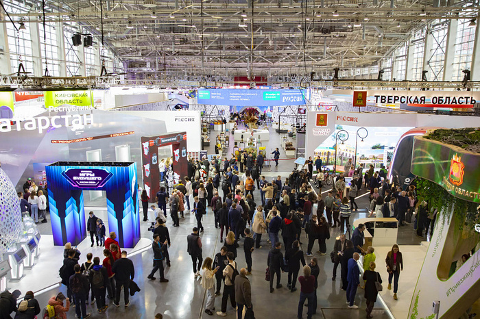 Примерно так это и выглядело, только народа было в 3 раза больше. Фотка с сайта ВДНХ