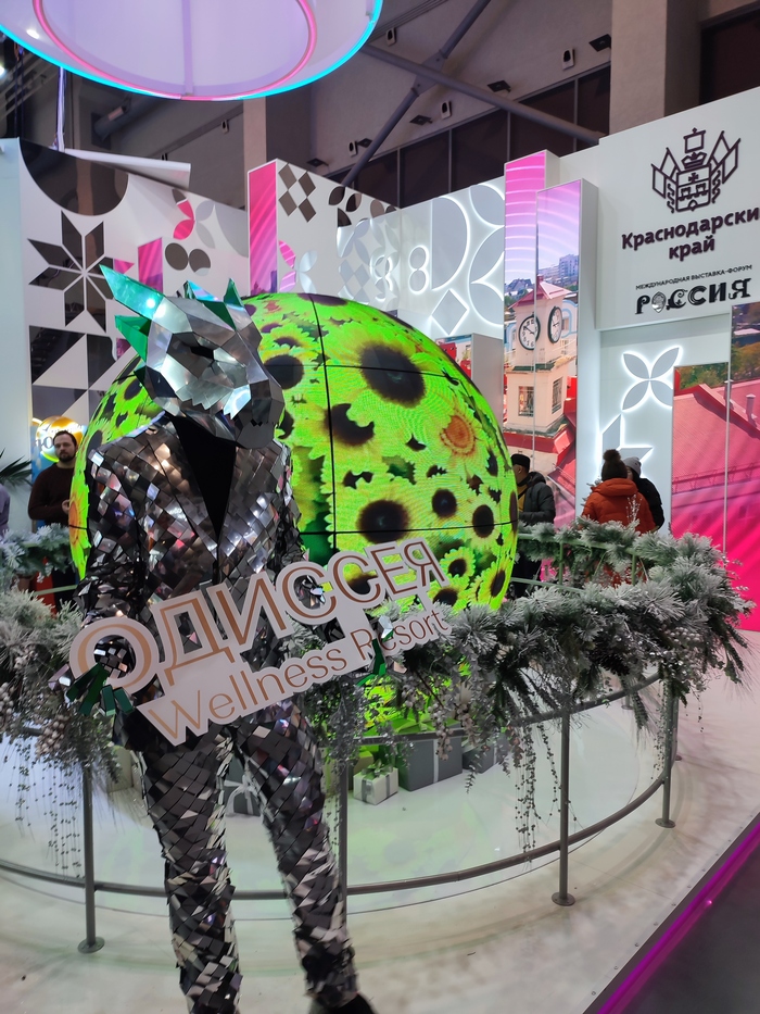 Не понял, что наркоманский такой маскот у Краснодара. Это живой человек, а не фигура. Спросил у подруги, что там живёт, она тоже не в теме. Кубаноид?