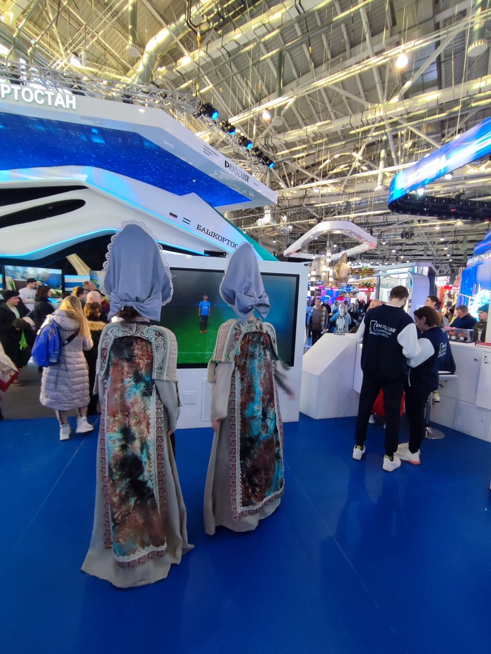 Две девицы под окном, в VR-фифу катали вечерком