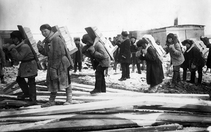Тяжёлый физический труд при крайне неустроенном быте — например, бани за два года на стройке так и не появилось.