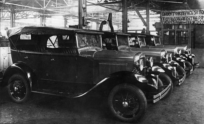 Первые легковые фаэтоны ГАЗ-А собраны в декабре 1932 года.