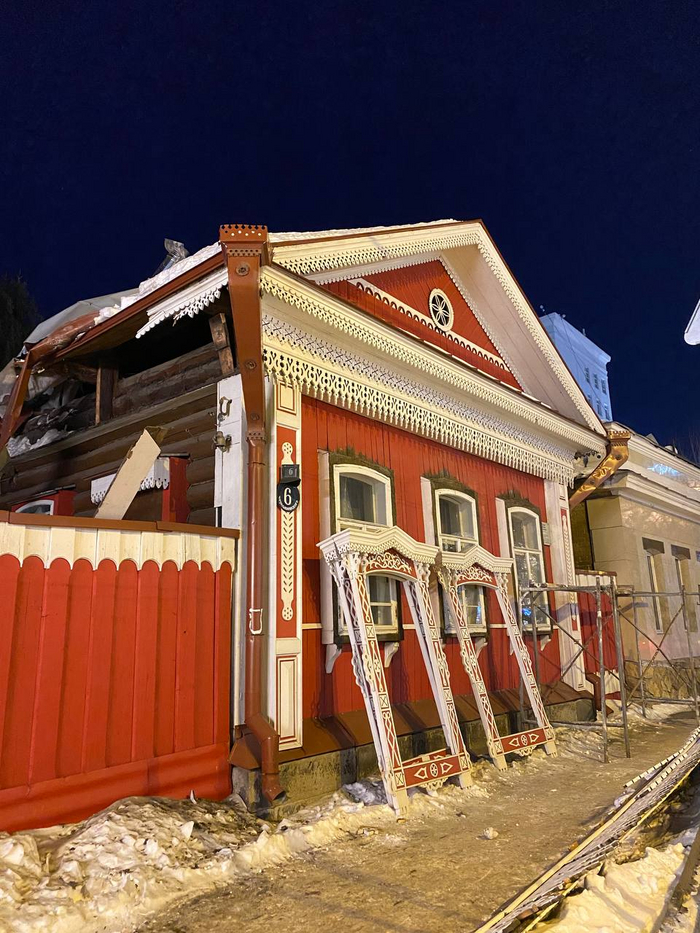 Утраченные элементы наличников мы восстанавливали по фотографиям и по оставшимся следам на древесине, особенно пострадал низ наличников.