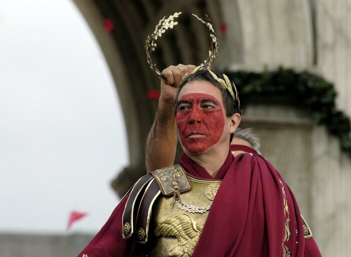Во время грандиозного парада Триумфа, Триумфальный полководец носил тогу пикту пурпурного цвета и красил лицо в краску красного цвета - цвета бога войны Марса.