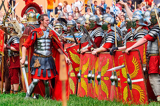 Несмотря на сложившийся образ легионеров Римской Империи - никаких "цветовых" стандартов в легионе обычно не бывало. Цвета туник могли отличаться от солдата к солдату. Но чаще всего это был красный цвет.